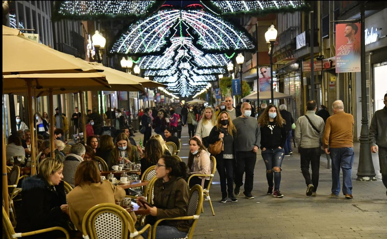 Imagen tomada ayer viernes en la calle de triana, en la capital grancanaria.La isla entra en nivel 2 de alerta sanitaria el lunes. 