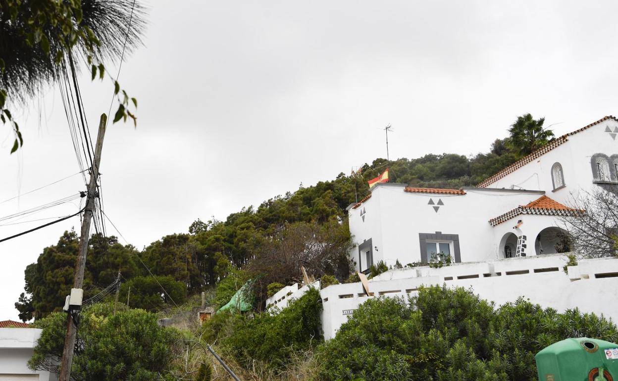 La finca adquirida es la zona arbolada detrás de las casas. 