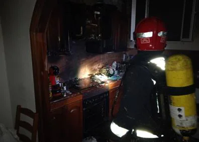 Imagen secundaria 1 - Un aparatoso incendio en Arenales obliga a la evacuación de un inquilino y su mascota