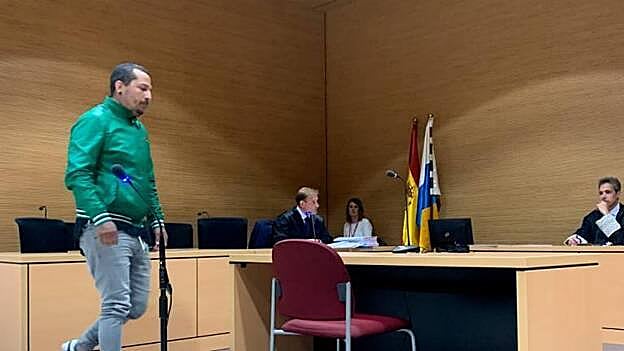 En la imagen, Ayoze del Cristo Bordón junto a su letrado Eduardo López Mendoza. 