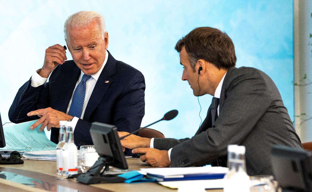 Joe Biden conversa con el presidente francés Emmanuel Macron en la última sesión de la cumbre del G7 en Gran Bretaña.