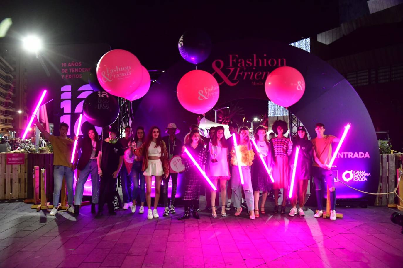 La plaza Stagno, junto al Teatro Pérez Galdós, un lugar emblemático de la ciudad de Las Palmas de Gran Canaria acogió desde este viernes y hasta el domingo la décima edición de Gran Canaria Fashion & Friends, el evento de moda, tendencias y gastronomía más importante de la isla.