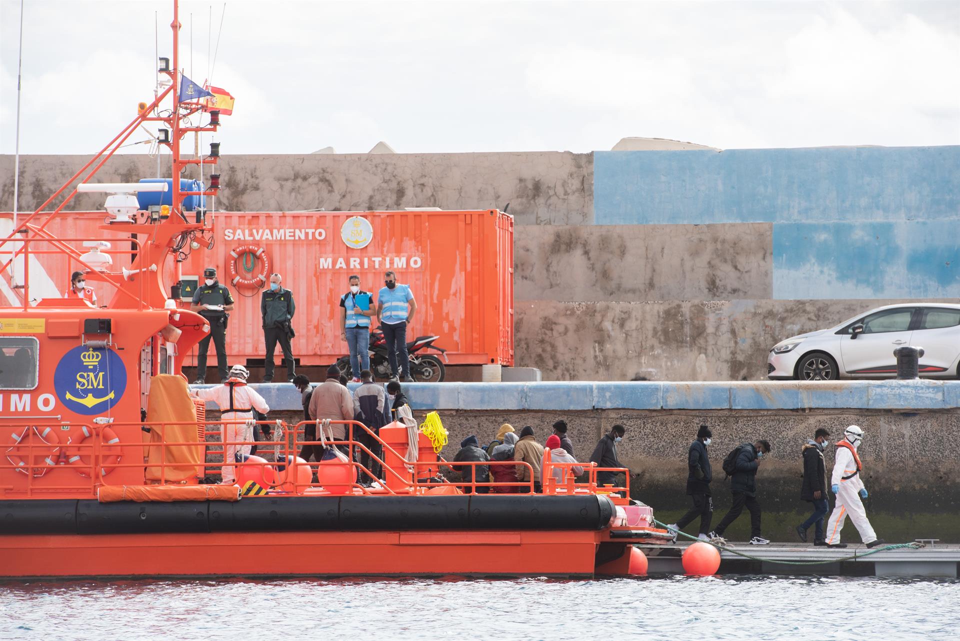 Las pateras y lanchas neumáticas con migrantes poniendo en riesgo sus vidas para alcanzar las costas de canarias siguen protagonizando la actualidad de las islas con unas llegadas que no cesan y se mantienen en niveles similares a las registradas el año pasado. Lanzarote y Fuerteventura son las dos islas que registran más llegadas.