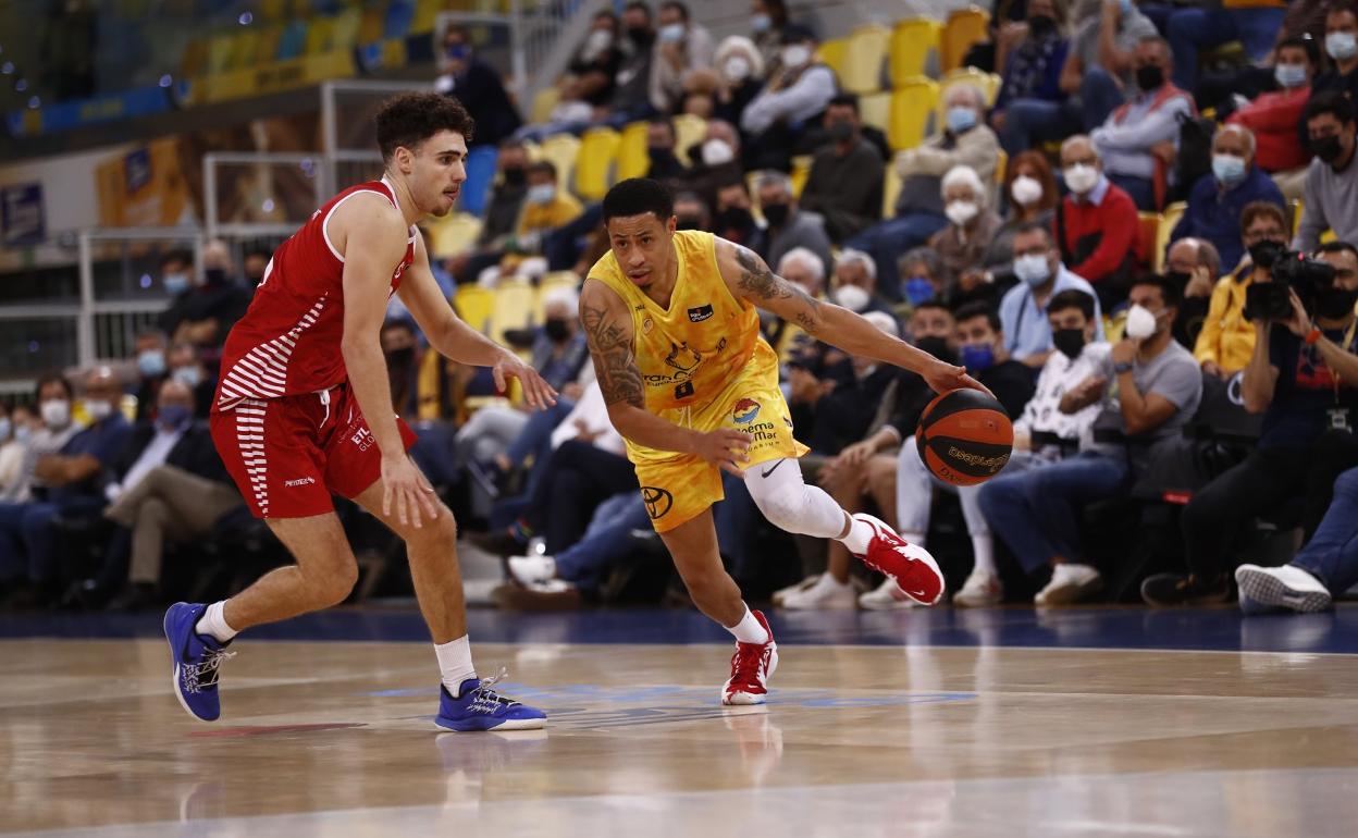 AJ Slaughter conduce ante la defensa de un jugador del BAXI Manresa. 