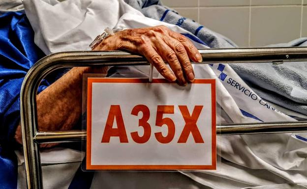 La situación del servicio de Urgencias del Hospital Universitario Insular de Gran Canaria sigue sin mejorar y prueba de ello es el hastío de los trabajadores sanitarios que no dudan en dar un paso al frente y denunciar la saturación y las malas condiciones con las que tienen que lidiar día a día. CANARIAS7 ha tenido acceso a esta dura carta difundida en las últimas horas por una enfermera de dicho servicio que pone el foco en el trato que dispensan a los mayores por un servicio sobresaturado.