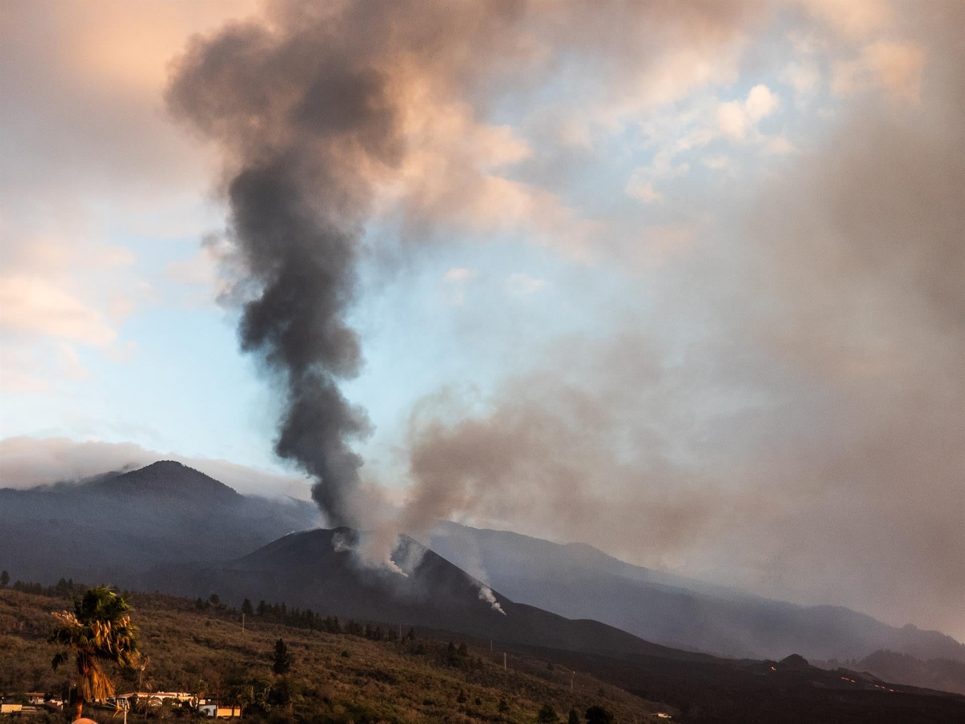 El volcán de Cumbre Vieja continúa con su paulatino descenso de actividad estromboliana esta semana, a dos días de igualar la erupción más duradera en 500 años de La Palma. La emisión de lava se está produciendo principalmente a través de tubos volcánicos que alimentan la zona central de las coladas, moviendo la energía en dirección al mar y provocando un pequeño ensanchamiento en la colada nueve.