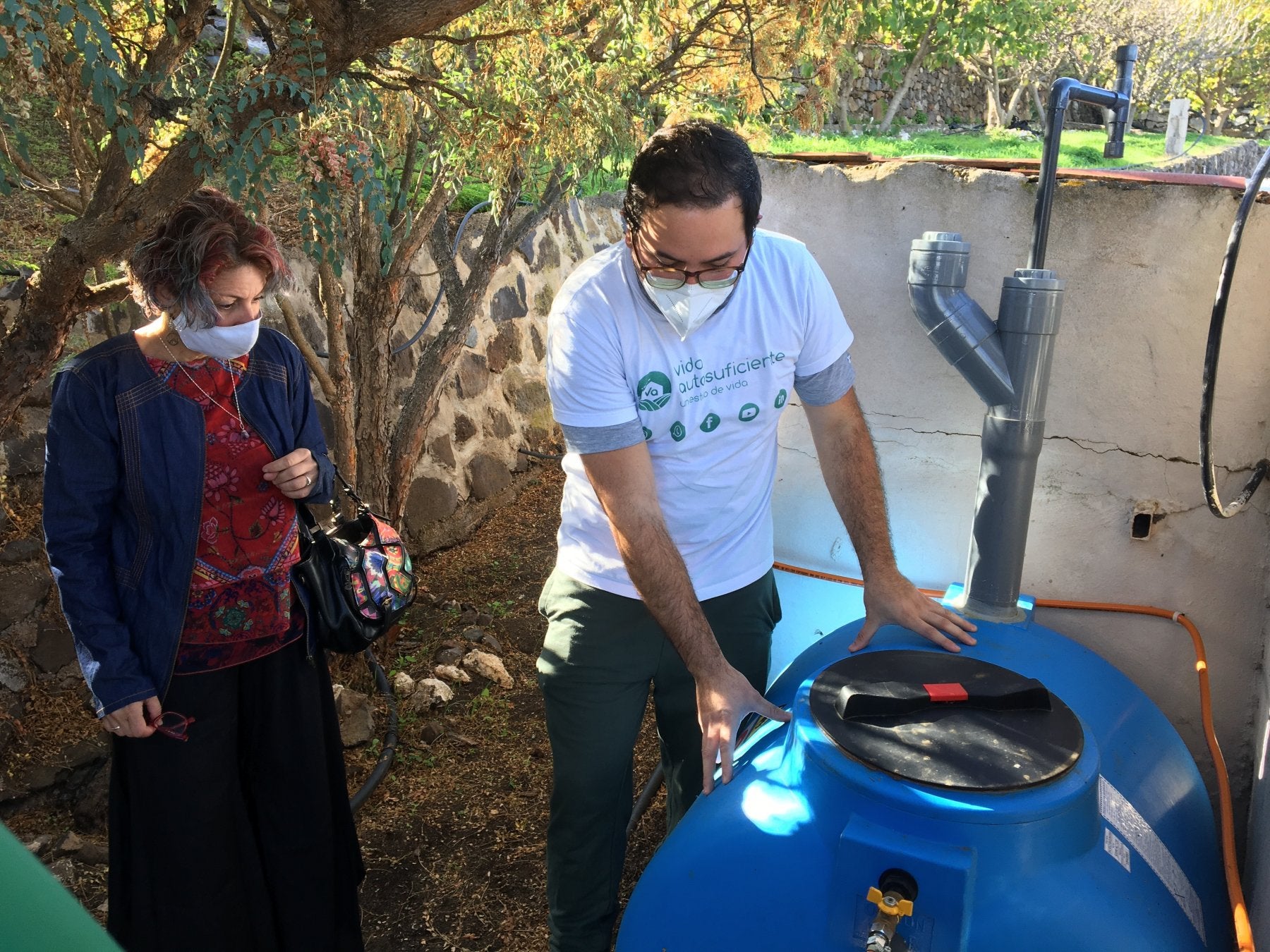 José Alberto García explica a la edil su biodigestor. 