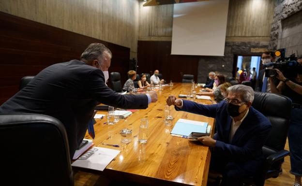 Imagen de archivo del presidente, Ángel Víctor Torres (i), saludando al vicepresidente, Román Rodríguez. 