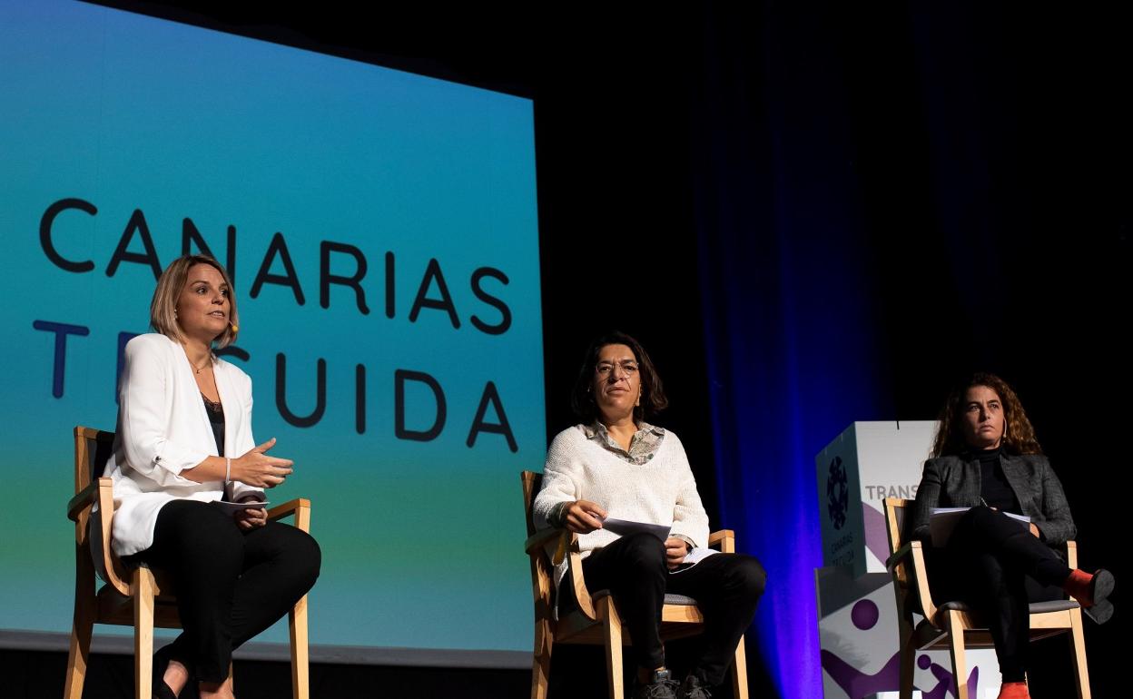 Noemí Santana (izq.), Sylvia Jaén (centro) y Gema Martínez, presentando 'Canarias te cuida' en el Guiniguada. 