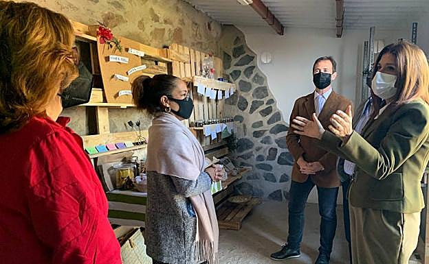 Belver y Delgado, explicando sus proyectos a la alcaldesa, Carmen Hernández, y a Ángel Ramos, gerente de Adesco. 