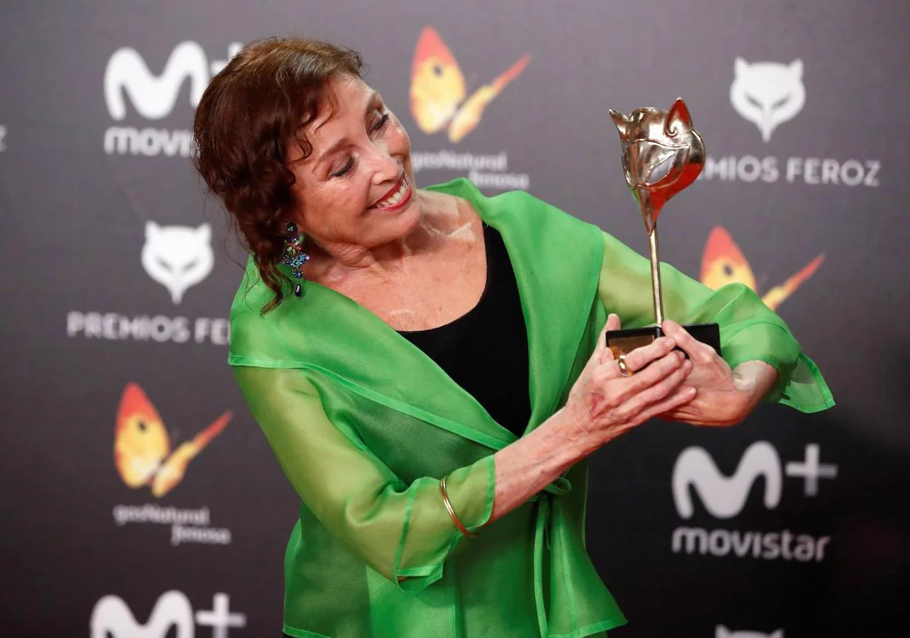 Verónica Forqué posa con el Premio Honorífico de los Premios Feroz de 2018. 
