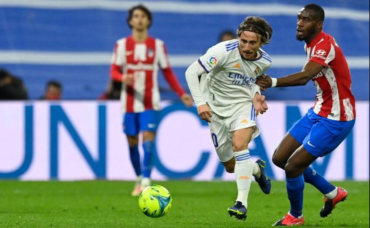 Luka Modric regatea a Geoffrey Kondogbia.