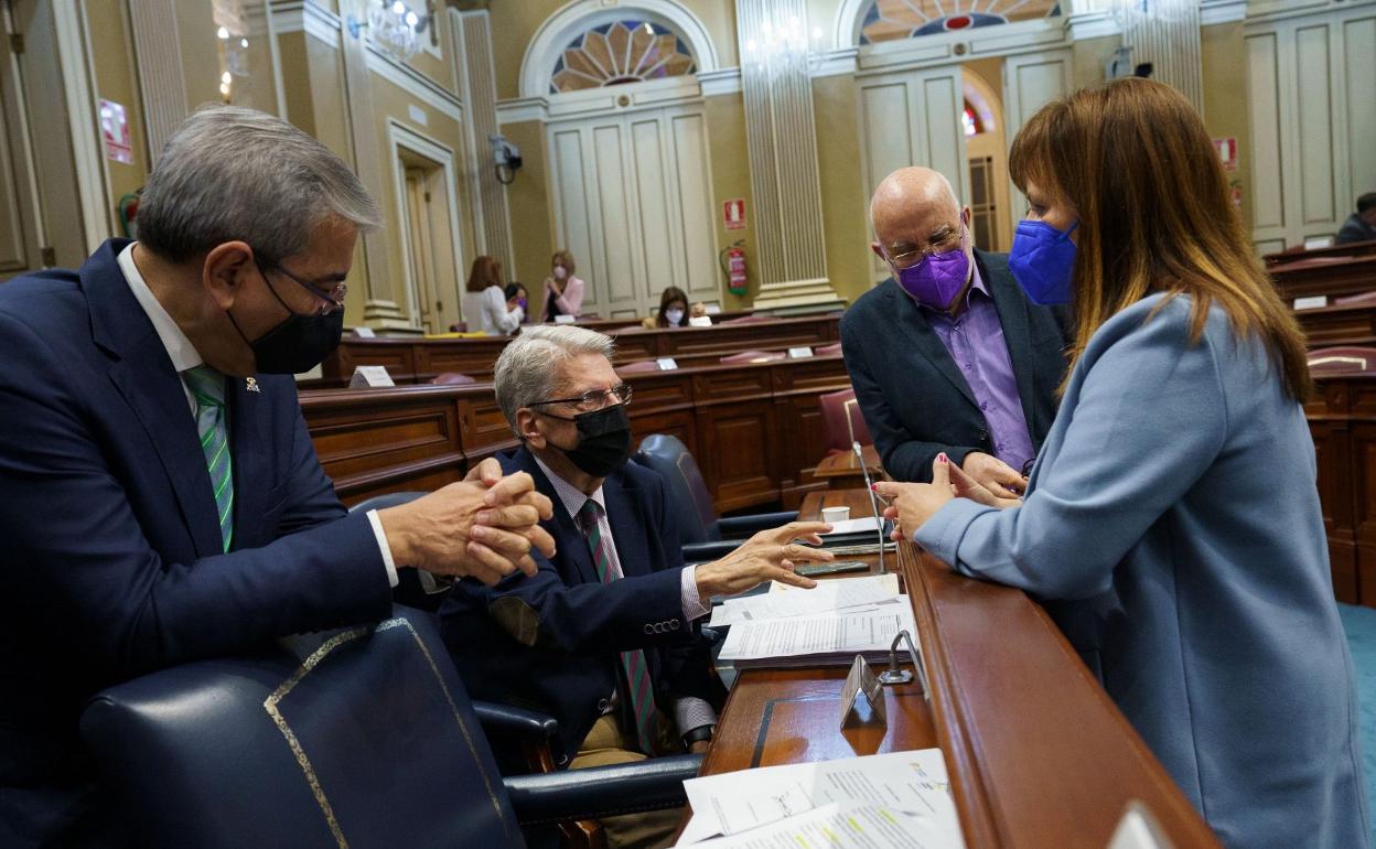 Román Rodríguez (i), y el consejero Julio Pérez (c), ayer con Nieves Lady Barreto (CC), y Manuel Marrero (Podemos). 