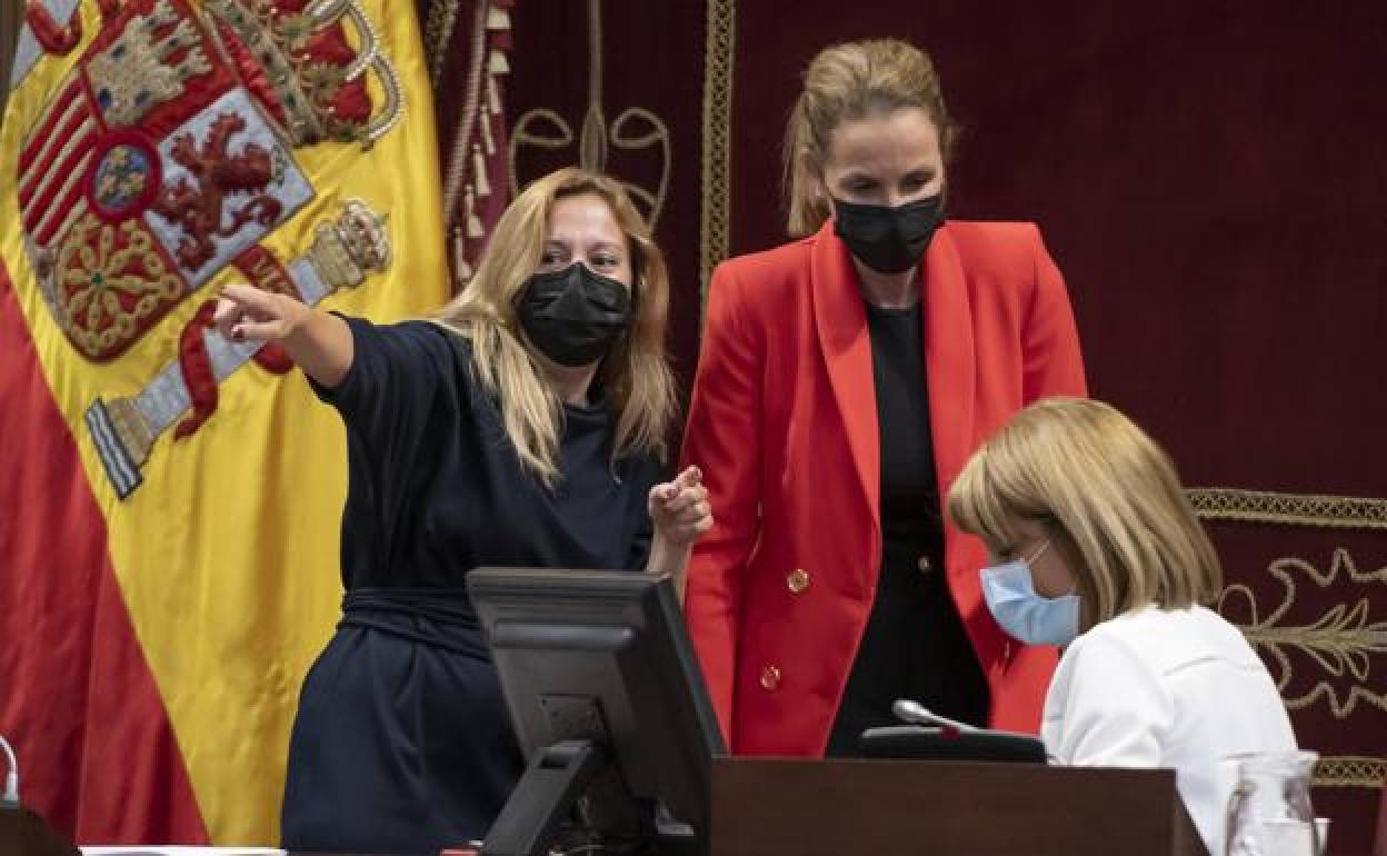Imagen de archivo de las tres diputadas miembros de la Mesa del Parlamento. 