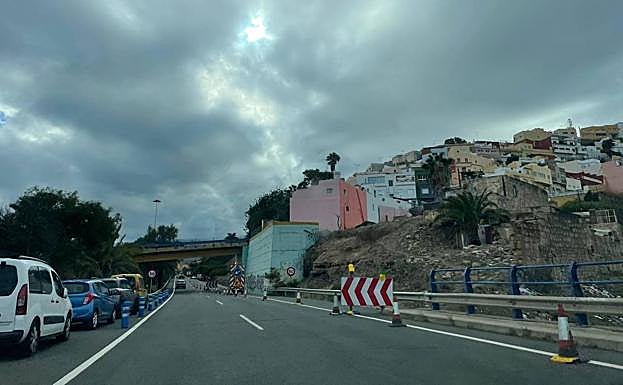 La carretera seguía ayer afectada por los desprendimientos. 