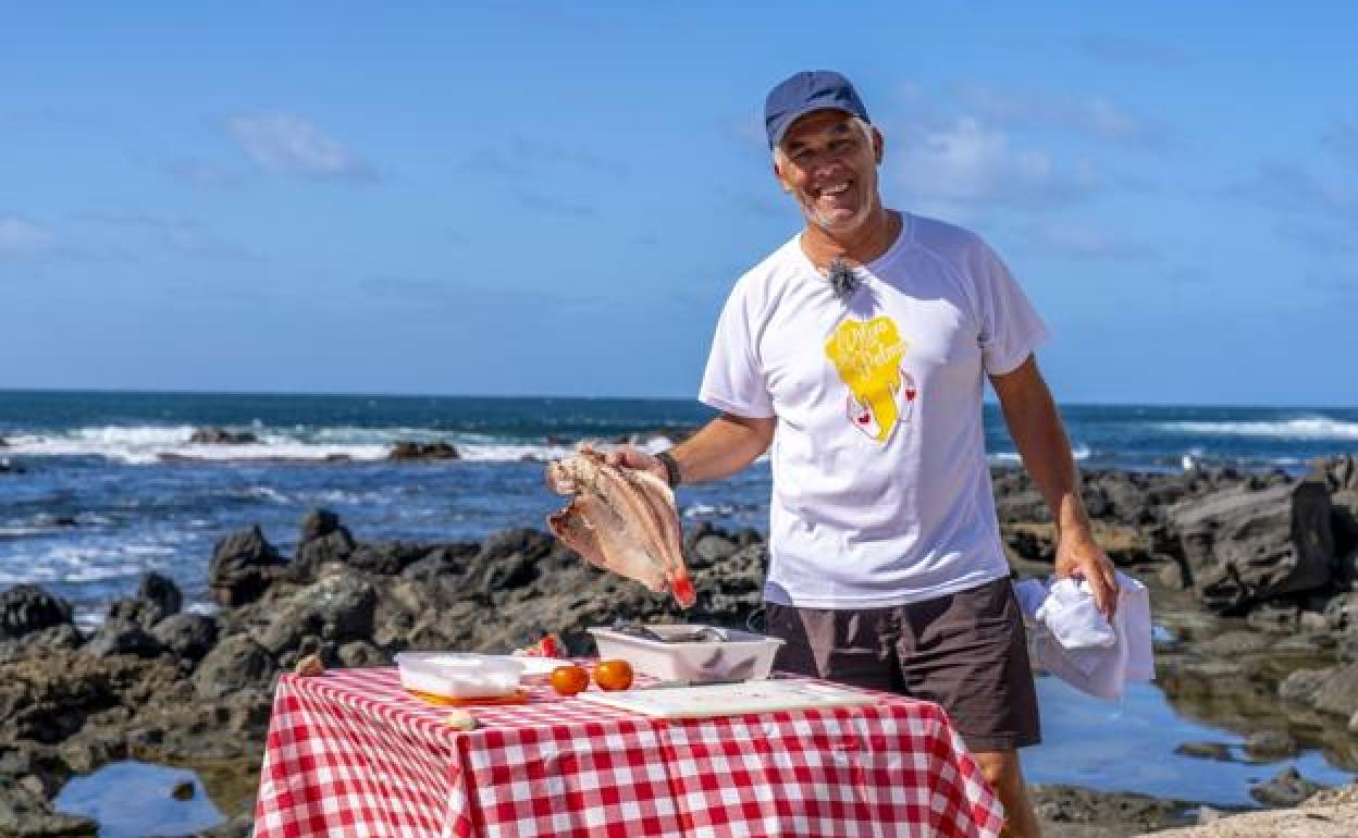 Oscar Morales, con la jarea que enseña a preparar en El Cotillo. 