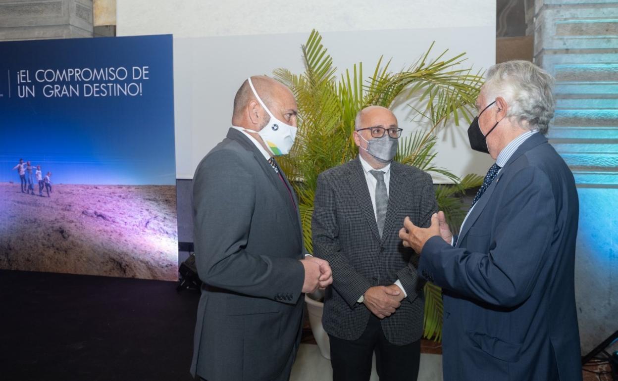 De izquierda a derecha, Álamo, Morales y De Azcárate, antes de la firma de la carta de compromiso. 