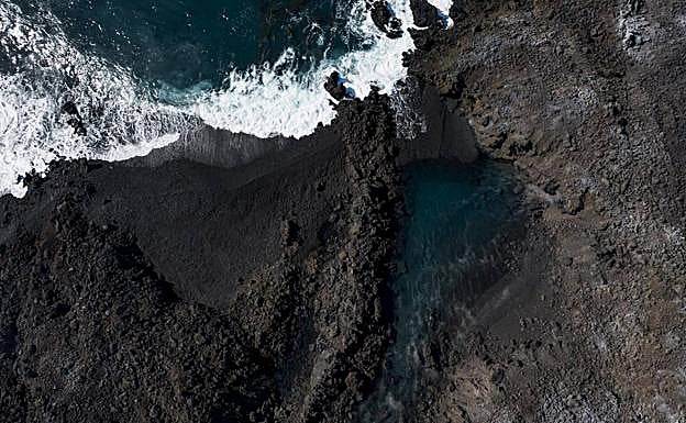 Playa y charcón formados en la fajana, a la altura de la sepultada playa de Los Guirres. 