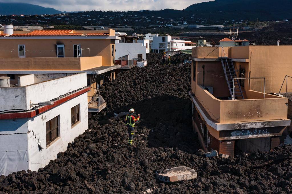 Impactantes imágenes de las casas arrasadas por el volcán en el barrio de La Laguna