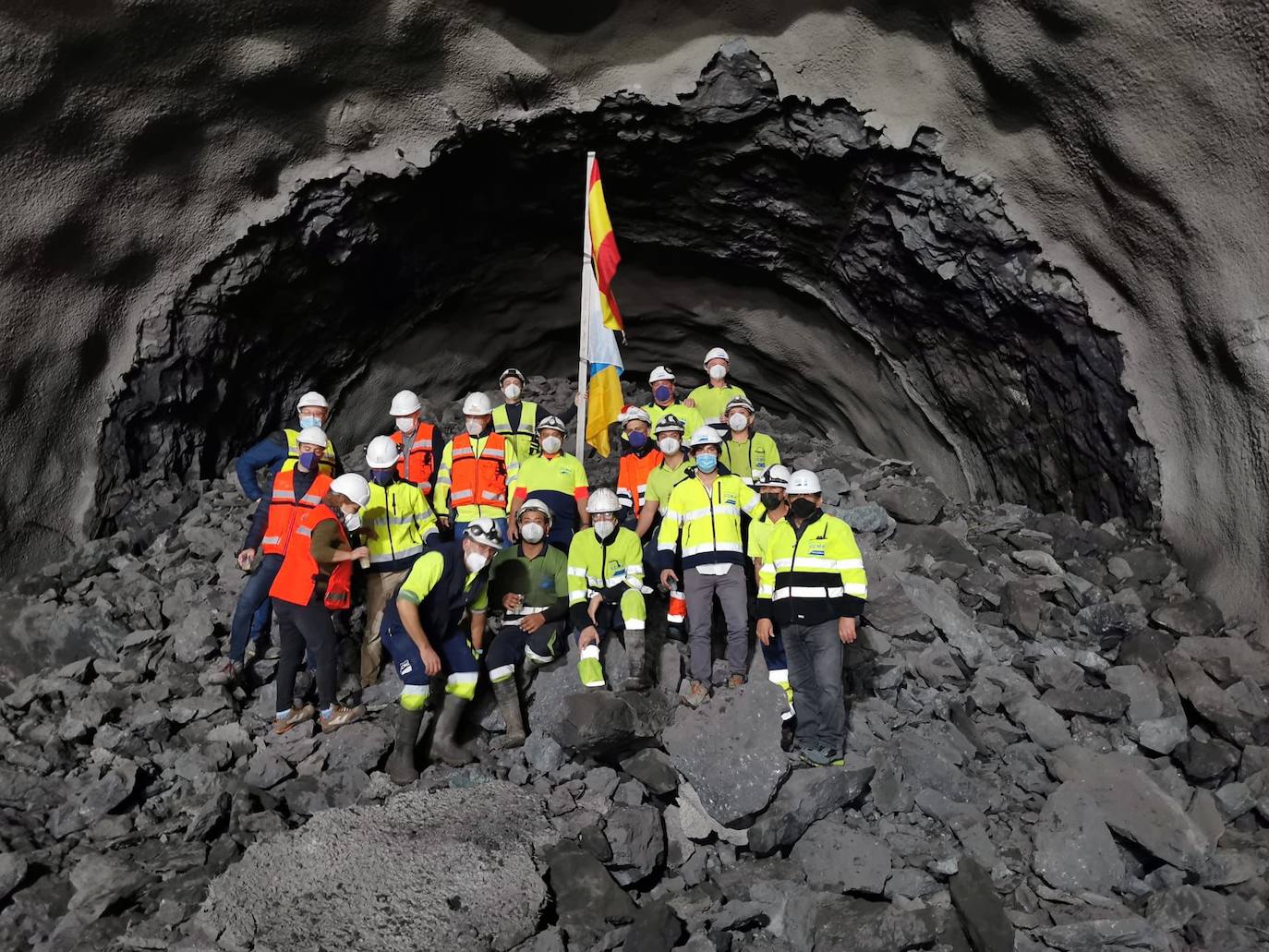Los trabajadores de las obras de El Risco-Agaete celebraron el calado del segundo túnel de Faneque. 