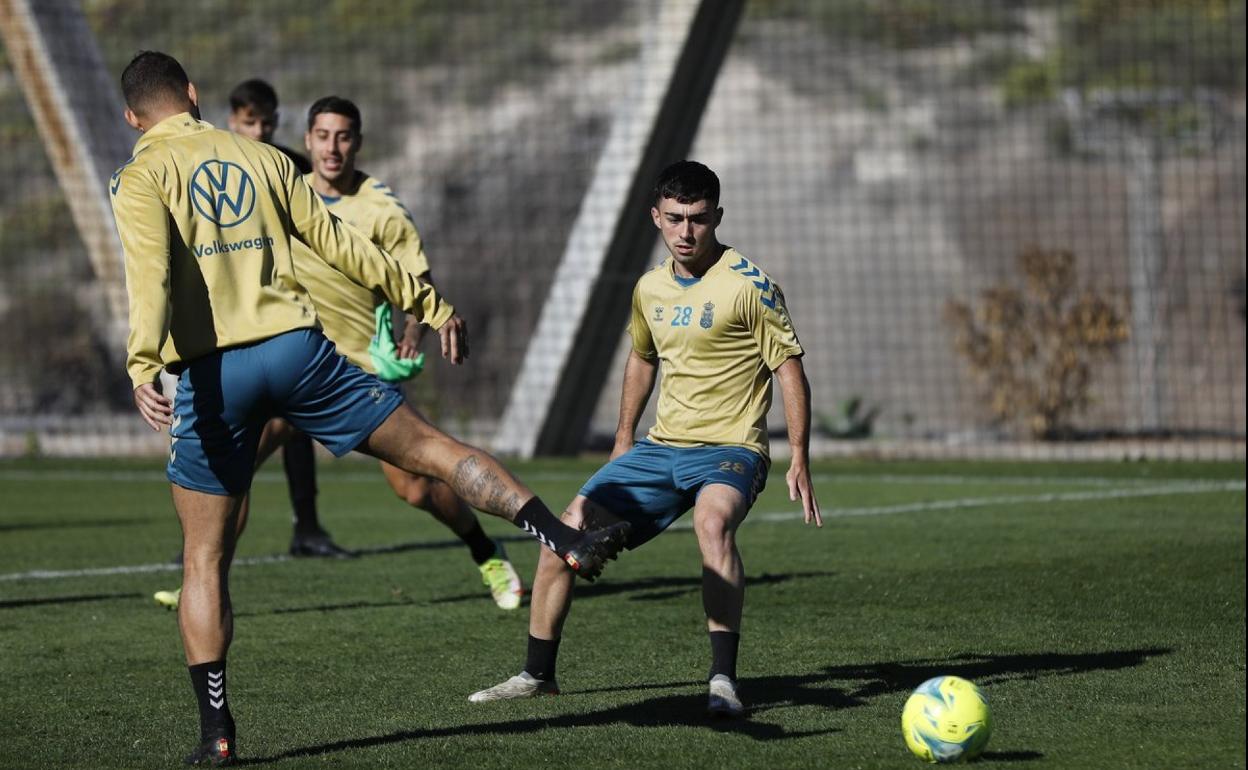 Alberto Moleiro, que tiene todas las papeletas para salir en el once inicial, durante un entrenamiento en Barranco Seco. 