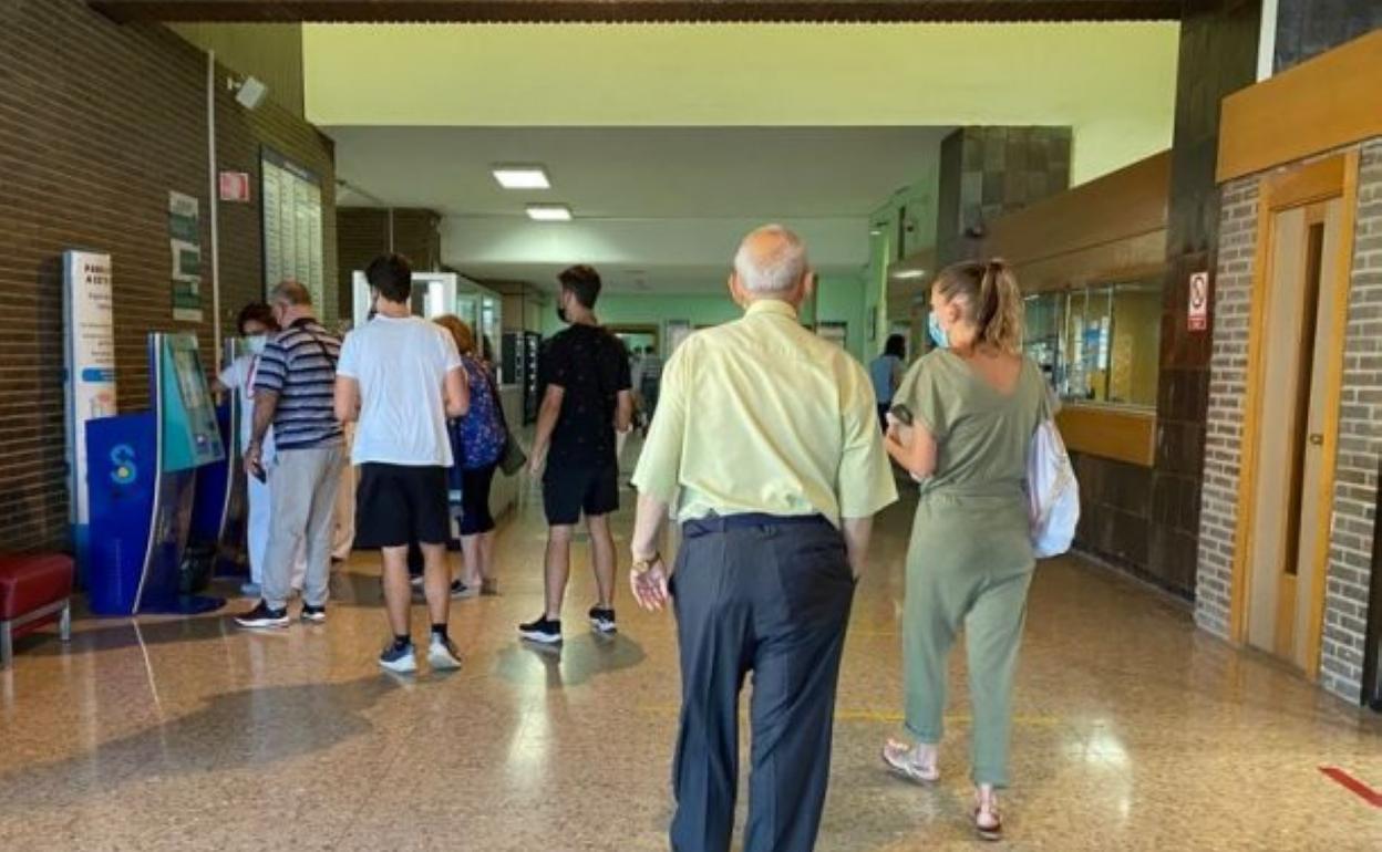 Paciente y acompañante en un Hospital público. 