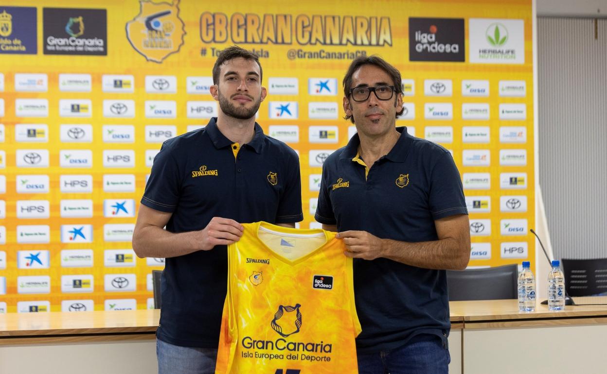 Sergi García, junto al director deportivo del Granca, Willy Villar, durante su presentación. 