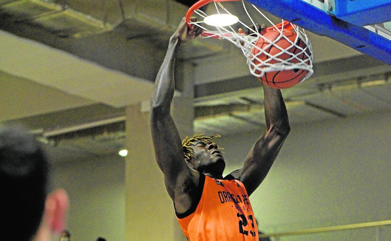 Espectacular mate de un jugador del Orange1 Bassano Basket. 