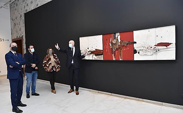 Daniel Montesdeoca explica la muestra al alcalde, Augusto Hidalgo, y a la concejala Encarna Galván. 