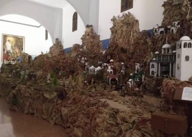 Imagen secundaria 1 - Arriba, escena en la que José Luis Tacoronte recrea un ganado con todo lujo de detalles en su belén municipal de Gáldar. Sobre estas líneas, nacimiento de la parroquia de San José Obrero, en el Cruce de Arinaga (Agüimes) y rincón del portal de José Luis Díaz, en Moya, confeccionado con figuras de barro. 