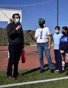 Imagen secundaria 2 - Arriba, imagen tomada con un dron del nombre de La Palma formado por el alumnado del colegio. Abajo, los juguetes recaudados y el edil Juan Francisco Artiles, en el momento en que se dirige a los chiquillos. 