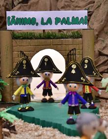 Imagen secundaria 2 - Tres propuestas, todas en Arucas, en el Museo Municipal. Arriba, acueducto en el nacimiento participativo de Arucas, hecho por los alumnos de un curso que promovió el Ayuntamiento y que impartió el maestro Jorge Guzmán. Debajo, los Reyes Magos del belén de arena de Óscar Rodríguez y homenaje a La Palma en el de la asociación de vecinos Tahara, hecho con figuras de goma eva. 