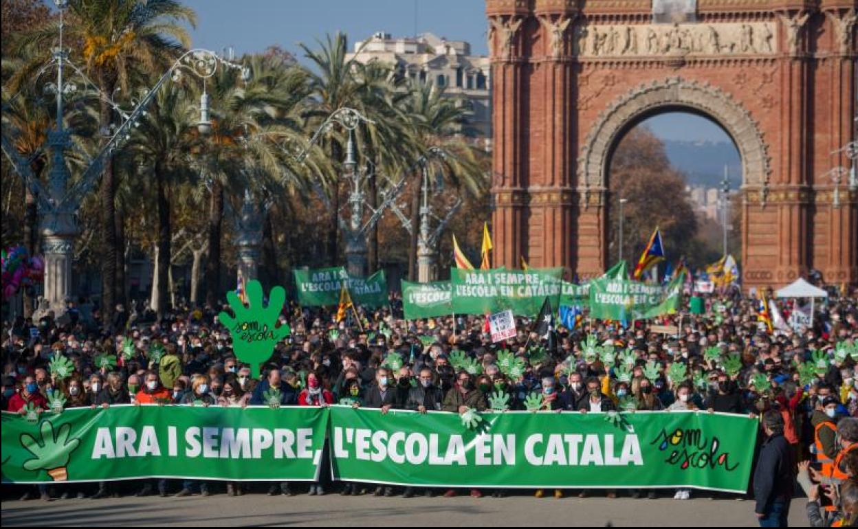 La cabecera de la manifestación de Barcelona contra el fallo del 25% de castellano. 