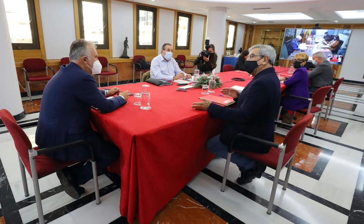 El presidente canario, Angel Víctor Torres (i); el vicepresidente Román Rodríguez (d); y los consejeros en la reunión extraordinaria del Consejo de Gobierno. 