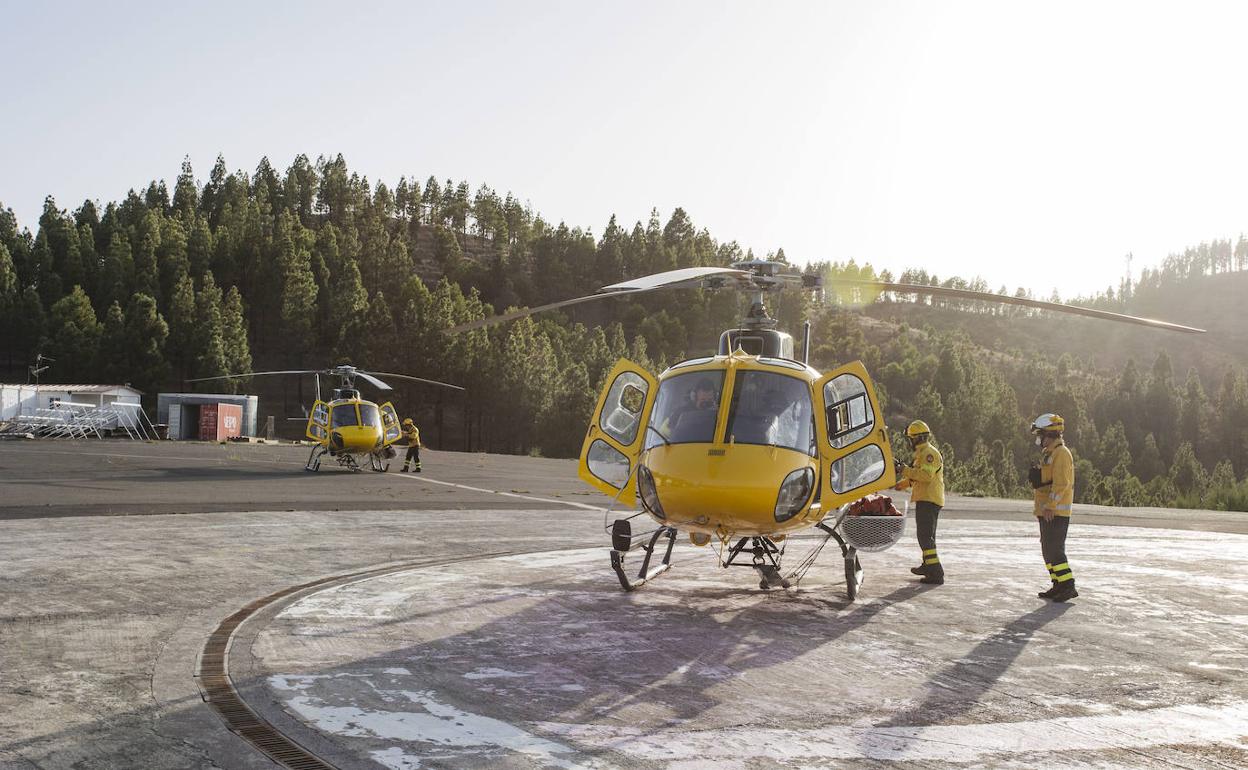Un helicóptero contra incendios del Cabildo en la helisuperficie de Artenara. 