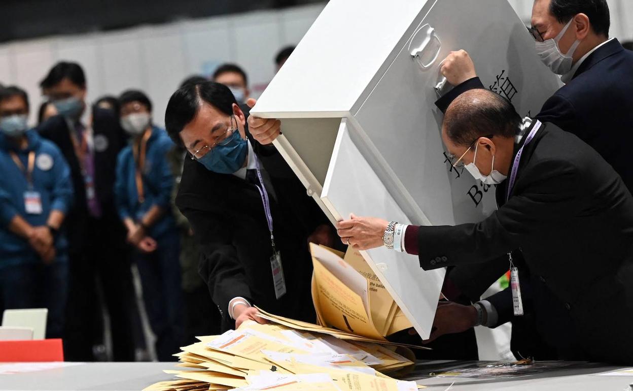 Recuento de papeletas en un centro de votación de Hong Kong. 