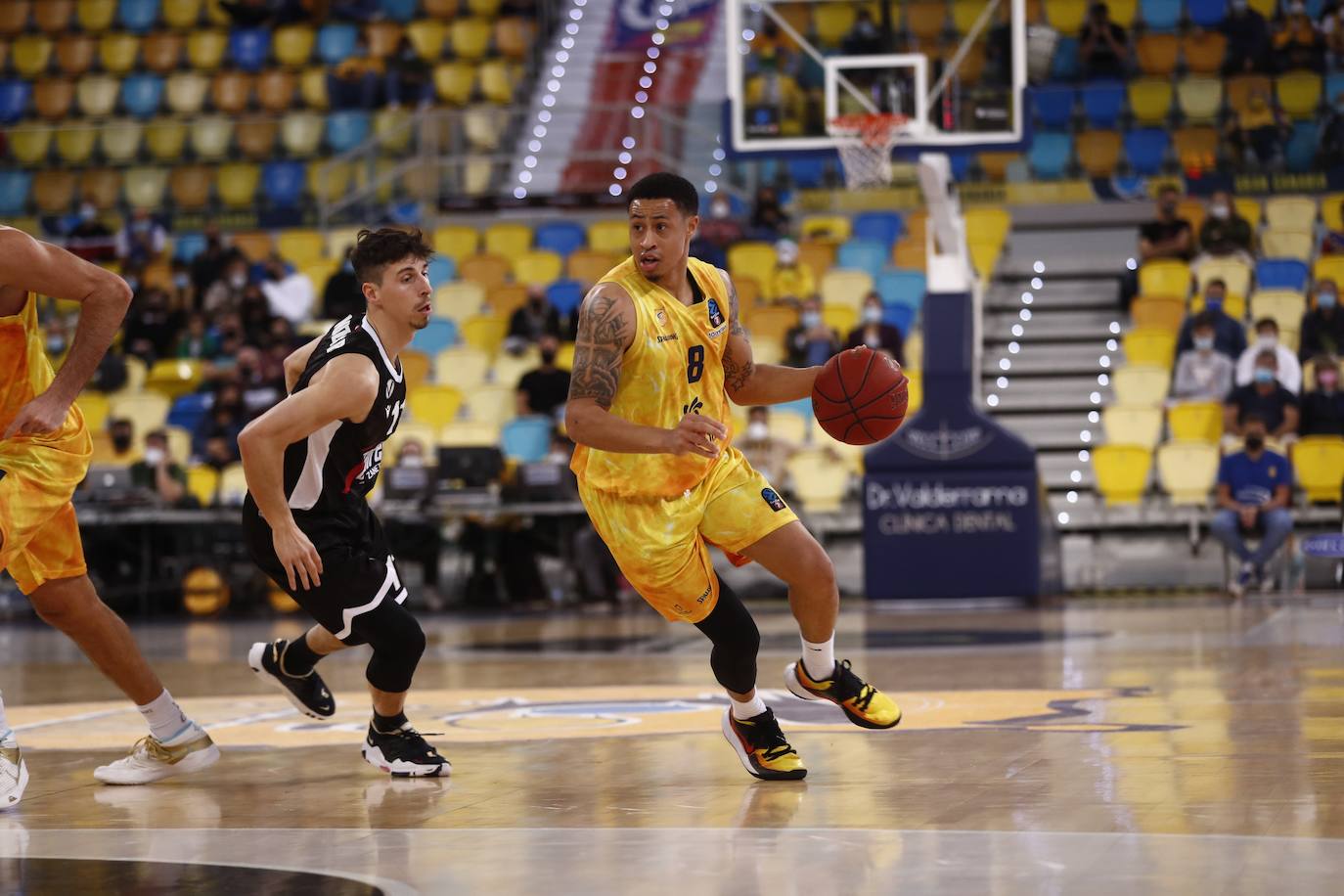 Slaughter conduce el balón en una acción del encuentro. 
