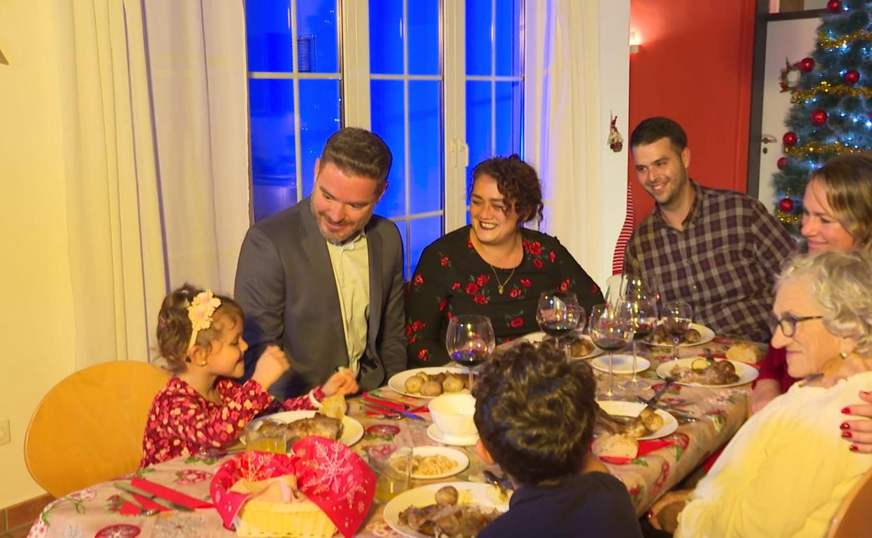 Javier López (segundo de izquierda a derecha) conduce el programa especial sobre La Palma. 