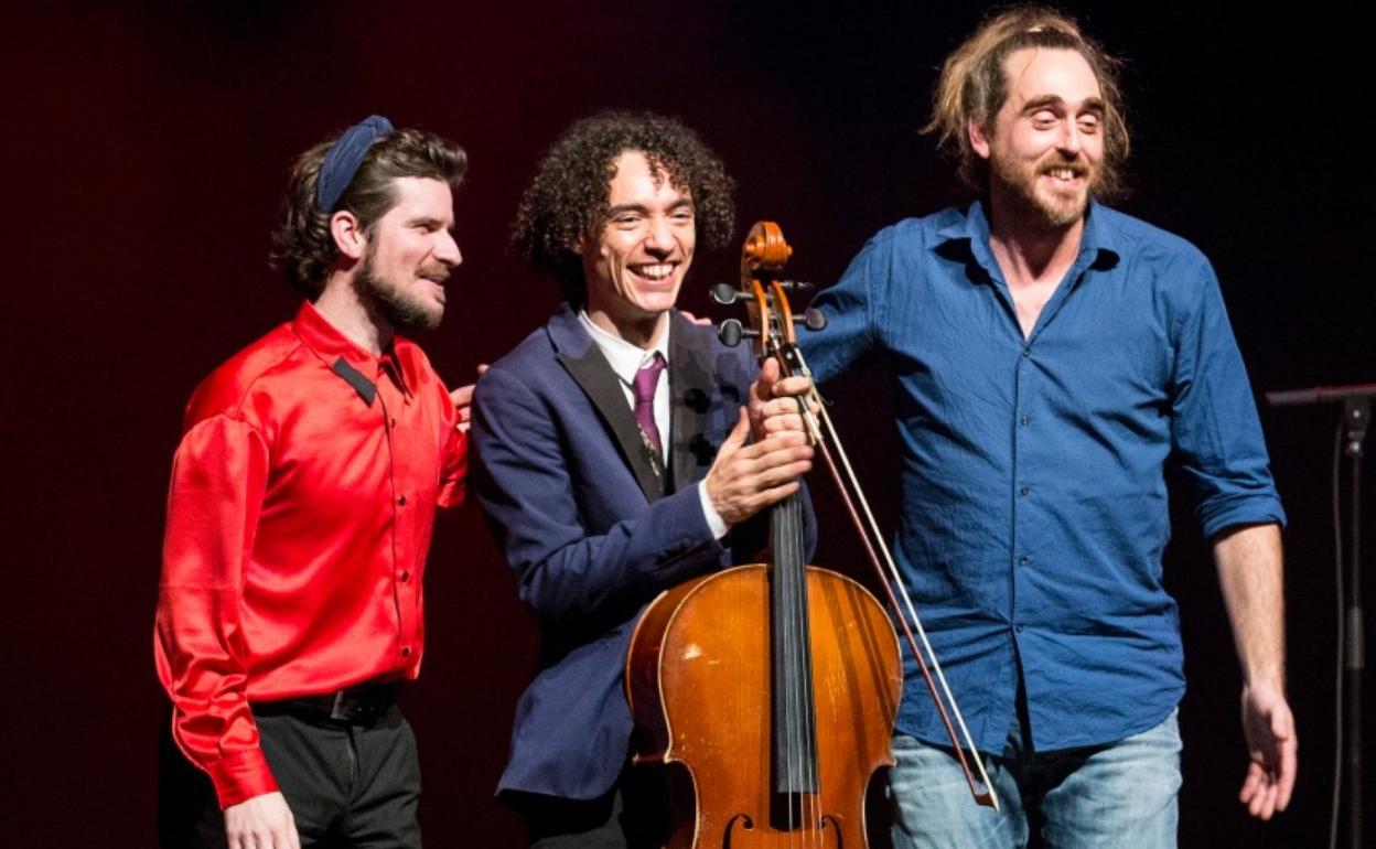 El pianista Marco Mezquida (izquierda) con el violonchelista Martín Meléndez y el percusionista Alex Tobías, con quienes toca hoy en El Rincón del Jazz. 