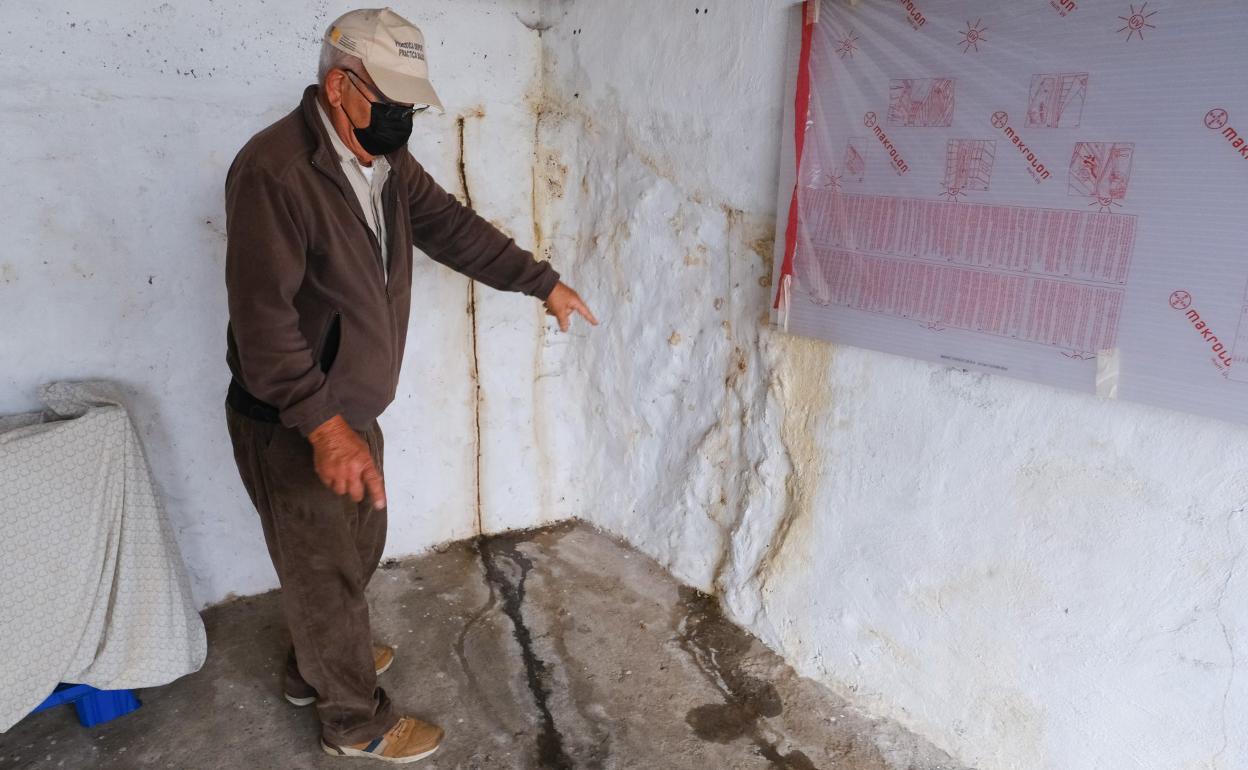 Daniel González muestra las huellas de las filtraciones fecales en su garaje.