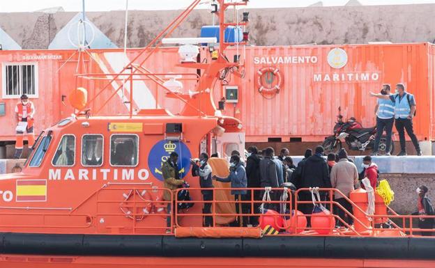 Rescatan a más de 50 migrantes, 2 de ellos bebé, a 11 kilómetros de Lanzarote