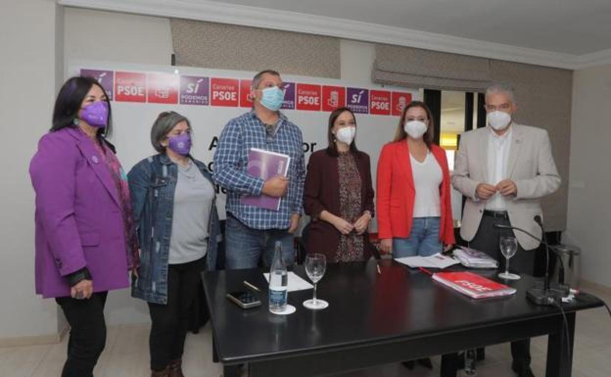 Firmantes del acuerdo entre Podemos y PSOE la pasada semana. 