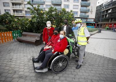 Imagen secundaria 1 - Arriba y a la izquierda, Laye atiende a Reina. Sobre estas líneas, con Julia y Asunción, otras usuarias. 