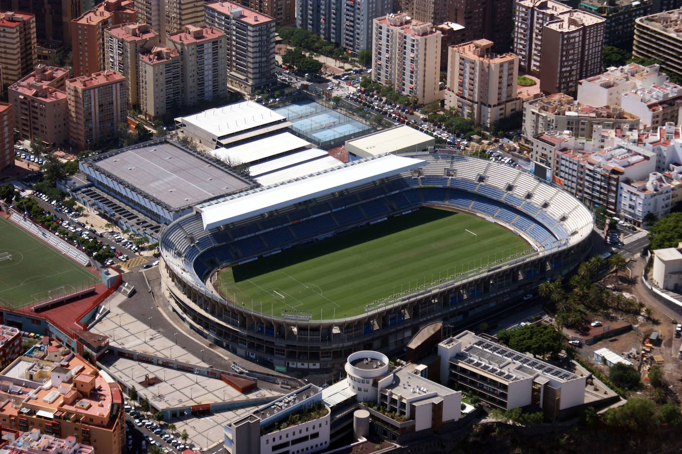 El Tenerife suspende la venta de entradas y el derbi será a puerta cerrada