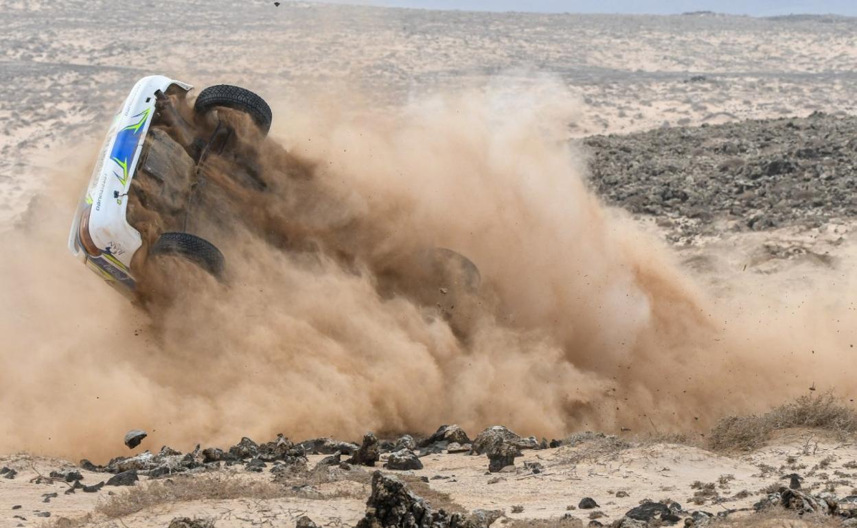 Vuelco de un coche de carreras en el jable de Lajares, en el municipio de La Oliva. 