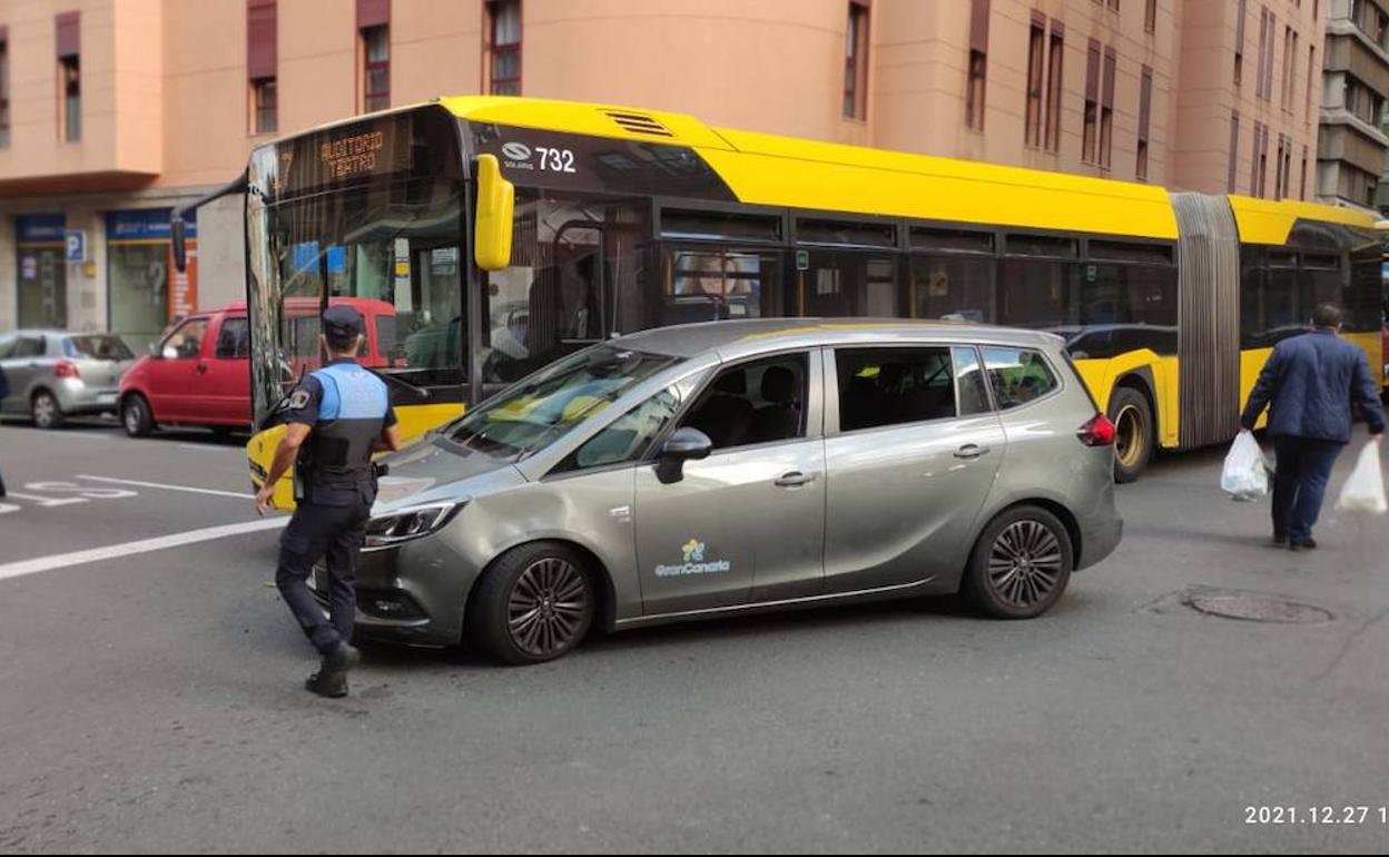 Chocan una guagua y un turismo en la capital grancanaria