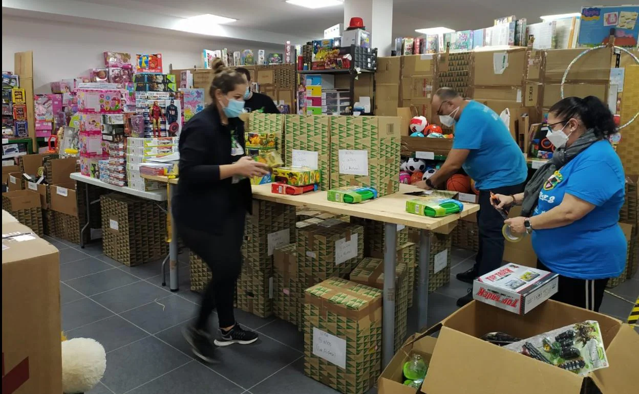 Los voluntarios se afanaban esta martes en preparar los juguetes que los Reyes Magos entregarán. 