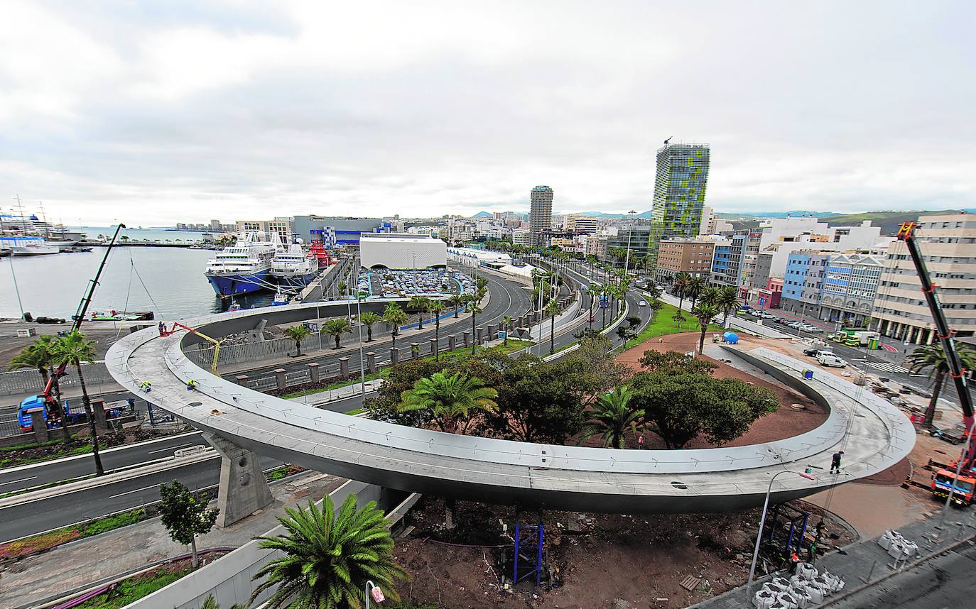 Tras una larga demora, la capital grancanaria estrenó este año la pasarela que comunica la zona portuaria con el entorno del Mercado del Puerto, para muchos un lugar ideal para ver los frecuentes atascos.