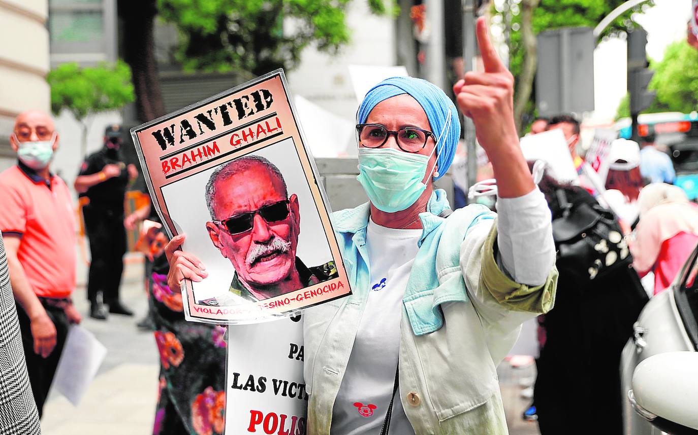 La entrada en secreto en España del líder del Polisario para ser tratado en un hospital de La Rioja elevó la tensión con Marruecos. En la foto, una manifestante a las puertas del hospital riojano. El conflicto precipitó el relevo de González Laya al frente del Ministerio de Exteriores.