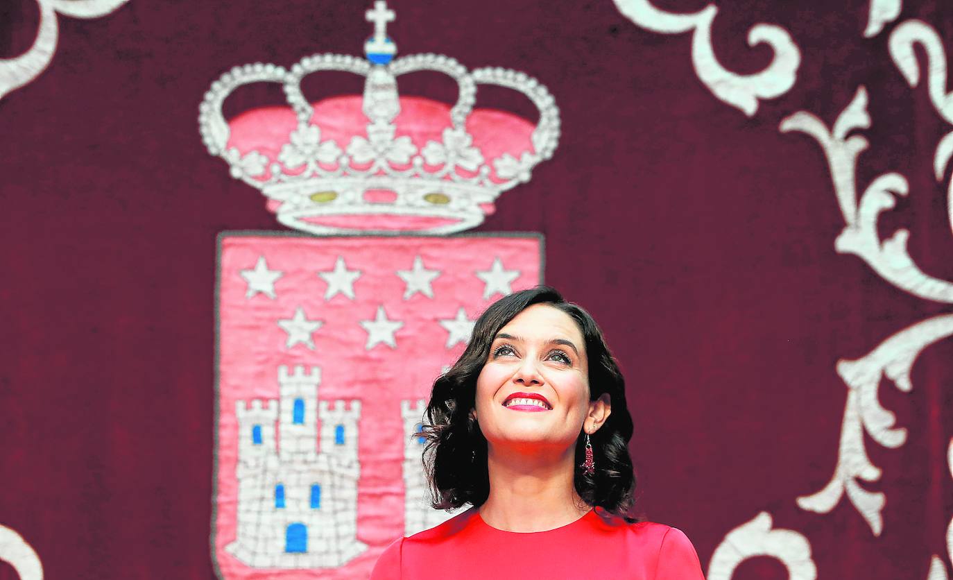 Isabel Díaz Ayuso festeja su victoria en la sede del PP, en la calle Génova. Arrasó en las elecciones adelantadas y fue investida con el apoyo de Vox. Después su liderazgo se ha convertido en un problema para el PP, en especial para Pablo Casado y Teodoro García Egea, por su empeño en presidir el PP madrileño.